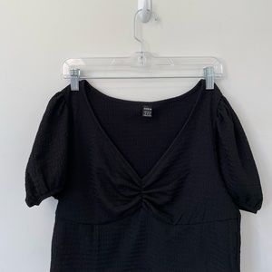 TIGHT CROPPED BLACK BLOUSE